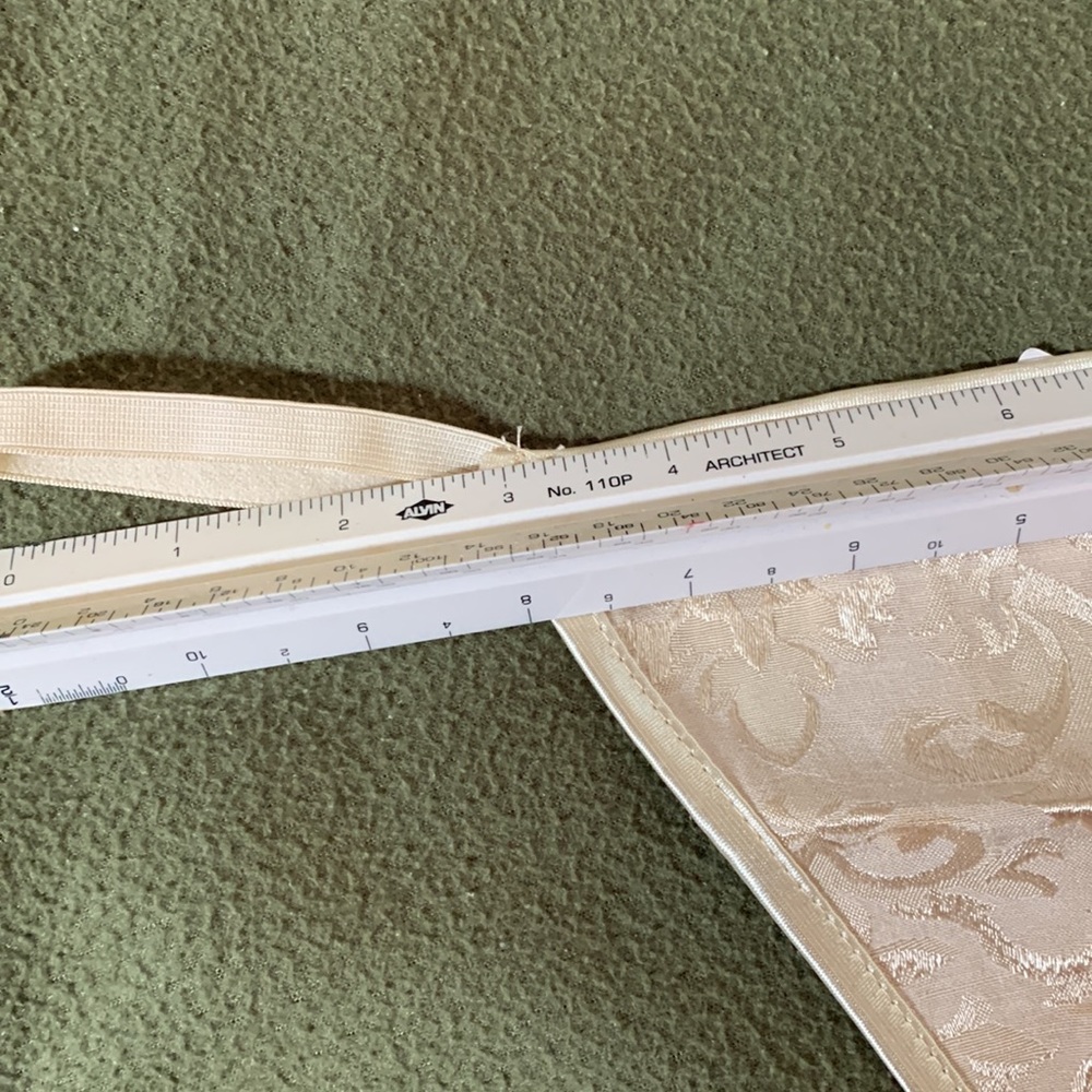 New gorgeous cream colored bustier w/ matching thong. Expands from 14.5 to 18.5. - Picture 10 of 11